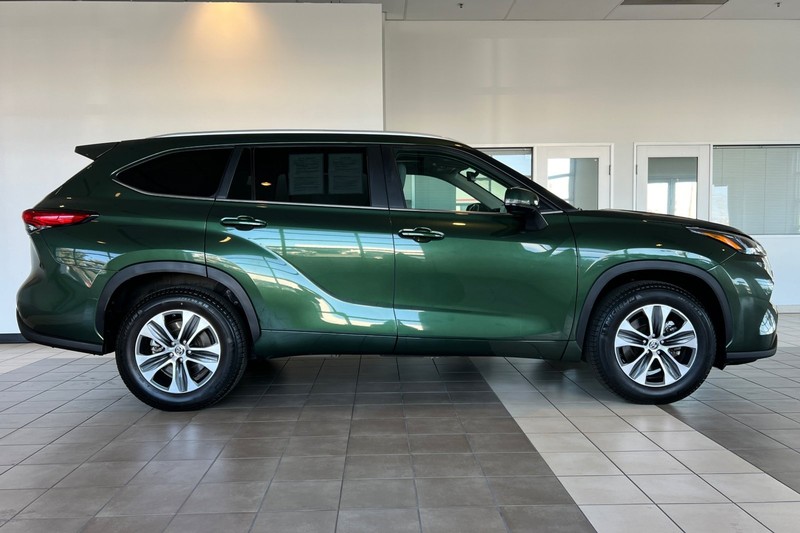 Toyota Highlander Vehicle Full-screen Gallery Image 03