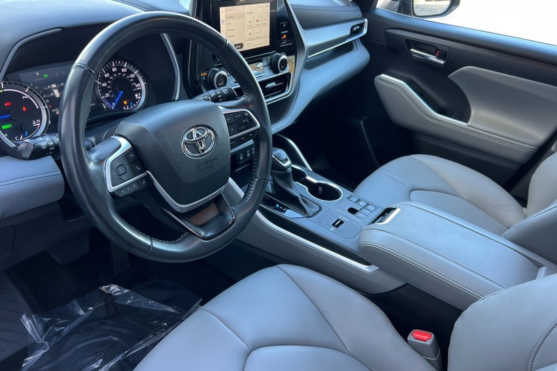 Toyota Highlander Vehicle Full-screen Gallery Image 10