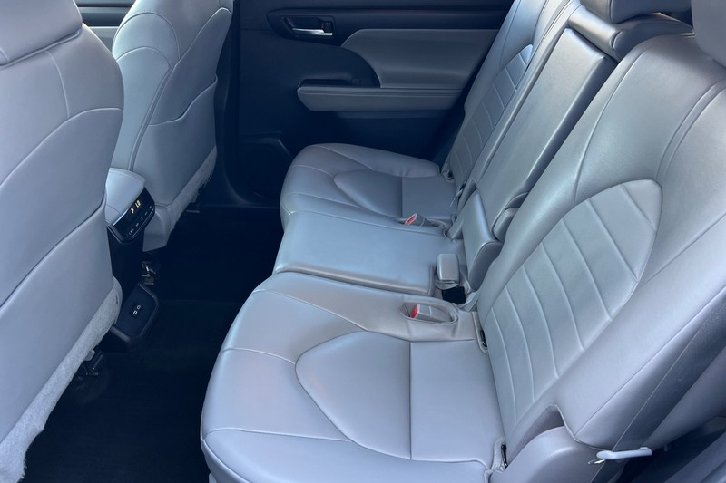 Toyota Highlander Vehicle Full-screen Gallery Image 12