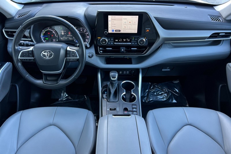Toyota Highlander Vehicle Full-screen Gallery Image 13
