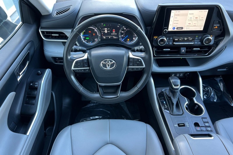 Toyota Highlander Vehicle Full-screen Gallery Image 14