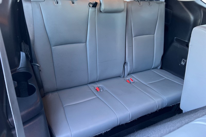 Toyota Highlander Vehicle Full-screen Gallery Image 15