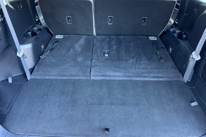 Toyota Highlander Vehicle Full-screen Gallery Image 16