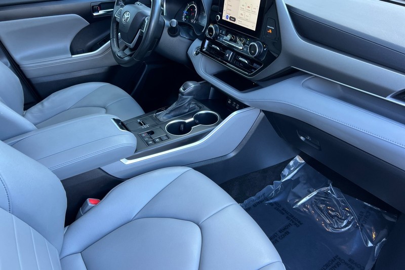 Toyota Highlander Vehicle Full-screen Gallery Image 17