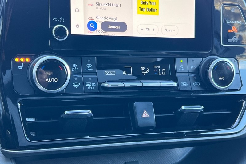 Toyota Highlander Vehicle Full-screen Gallery Image 21