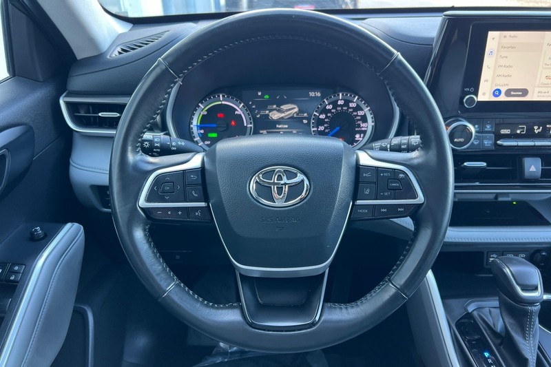 Toyota Highlander Vehicle Full-screen Gallery Image 24