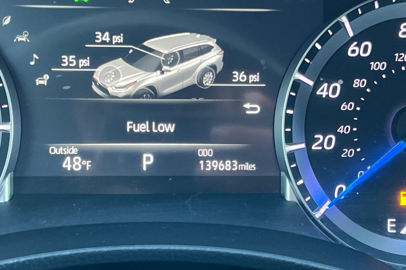 Toyota Highlander Vehicle Full-screen Gallery Image 26