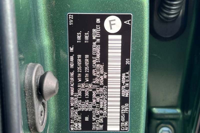 Toyota Highlander Vehicle Full-screen Gallery Image 30