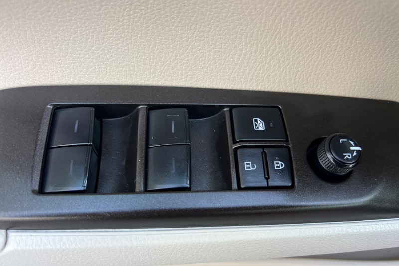 Toyota Camry Vehicle Full-screen Gallery Image 11