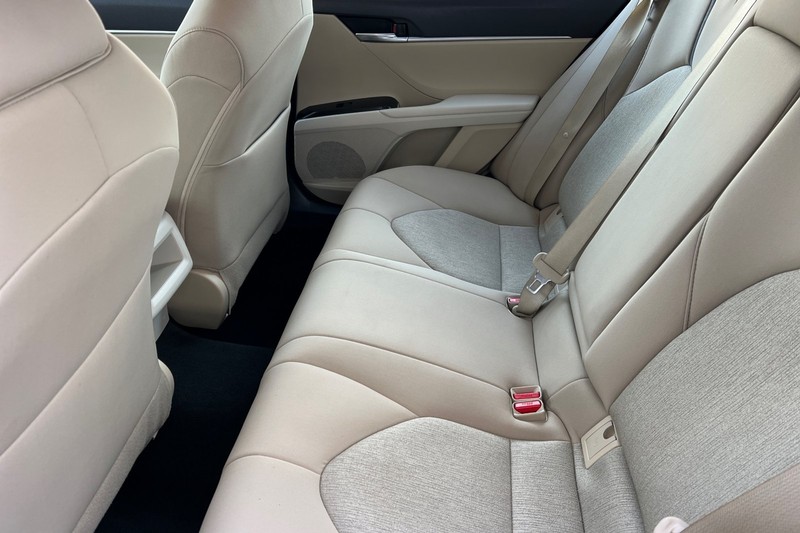 Toyota Camry Vehicle Full-screen Gallery Image 12