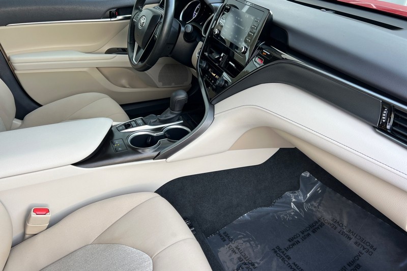 Toyota Camry Vehicle Full-screen Gallery Image 15