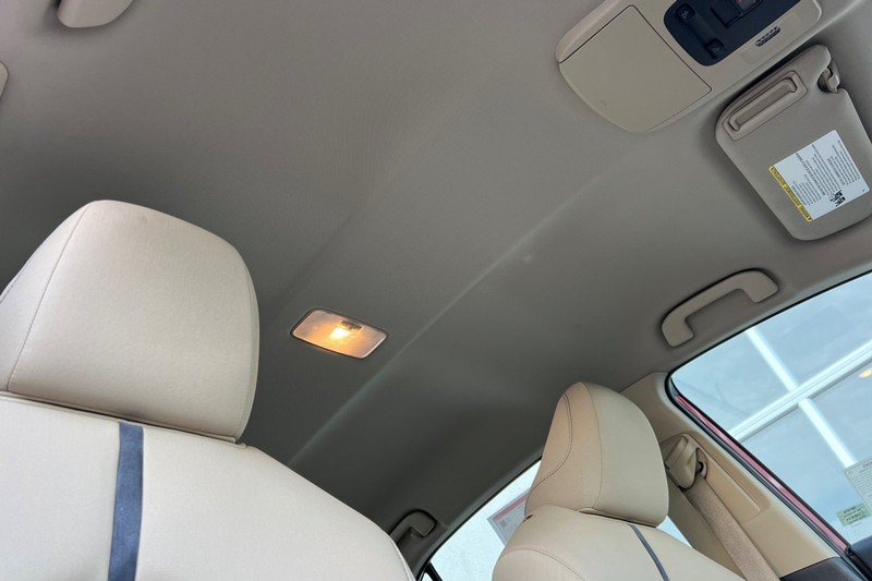 Toyota Camry Vehicle Full-screen Gallery Image 16