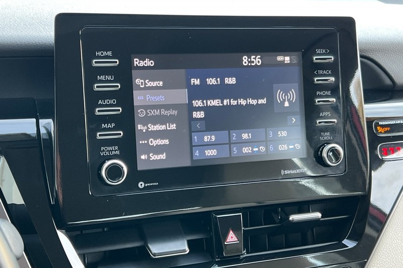 Toyota Camry Vehicle Full-screen Gallery Image 17