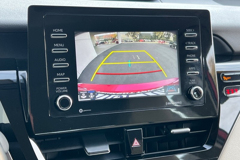 Toyota Camry Vehicle Full-screen Gallery Image 18