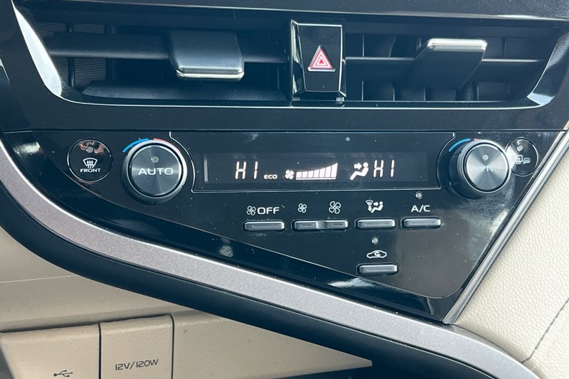 Toyota Camry Vehicle Full-screen Gallery Image 19