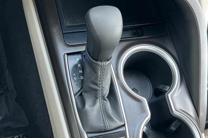 Toyota Camry Vehicle Full-screen Gallery Image 20