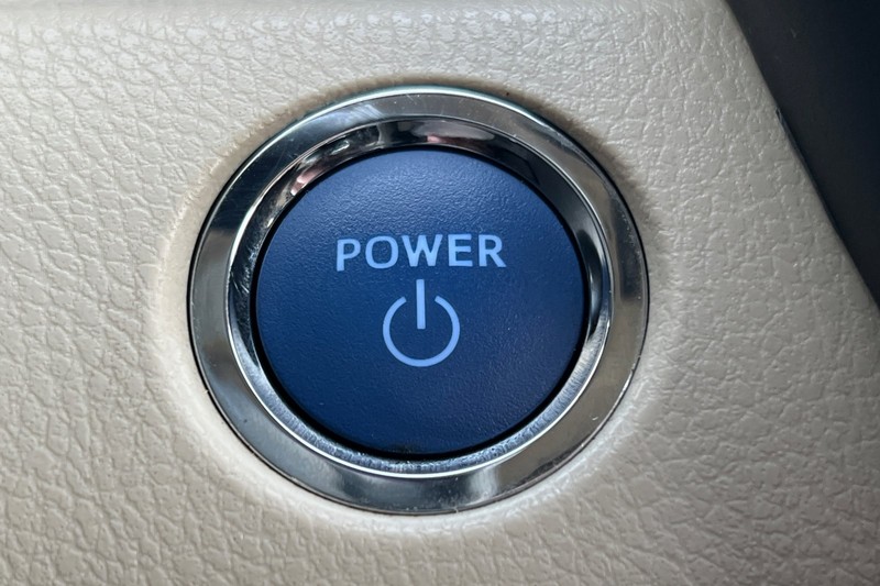 Toyota Camry Vehicle Full-screen Gallery Image 21