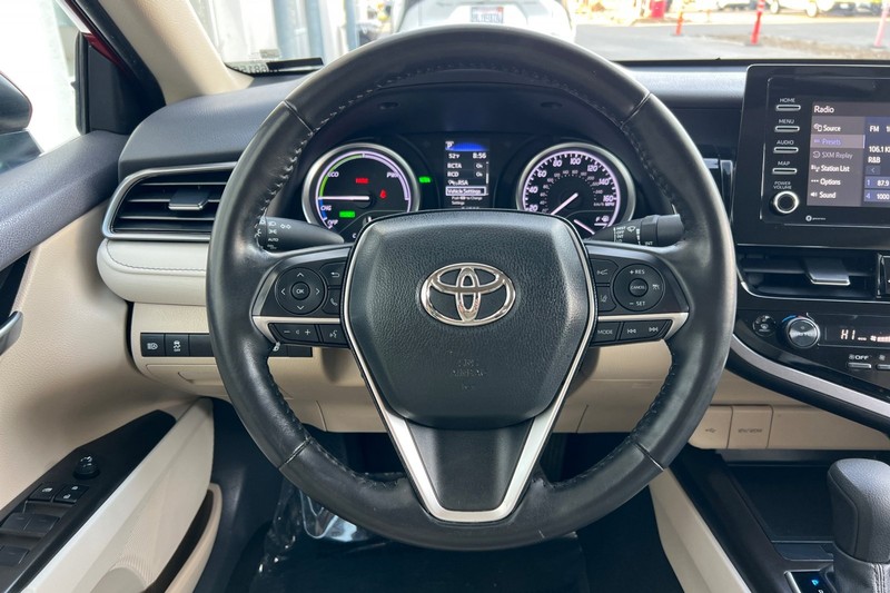 Toyota Camry Vehicle Full-screen Gallery Image 22