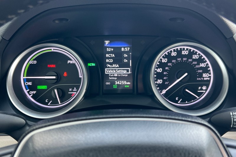 Toyota Camry Vehicle Full-screen Gallery Image 23