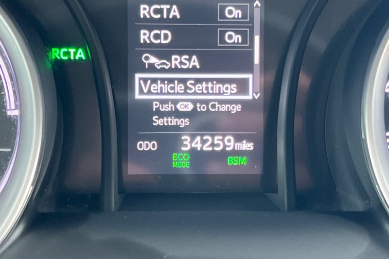 Toyota Camry Vehicle Full-screen Gallery Image 24