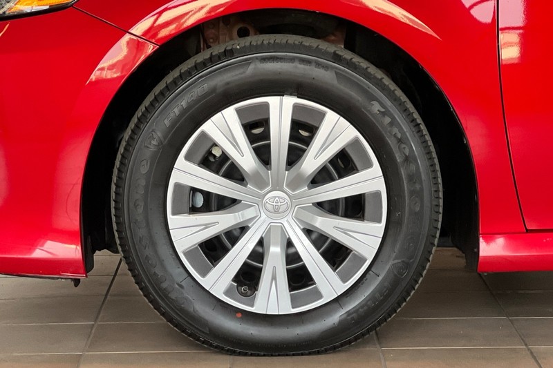 Toyota Camry Vehicle Full-screen Gallery Image 25