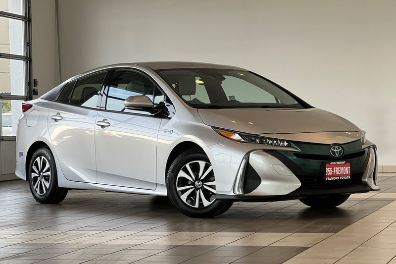Toyota Prius Prime Vehicle Full-screen Gallery Image 02