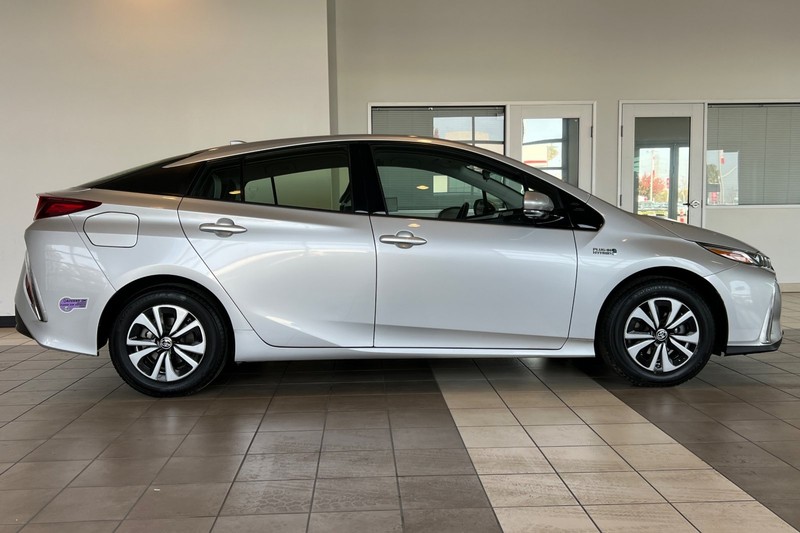 Toyota Prius Prime Vehicle Full-screen Gallery Image 03