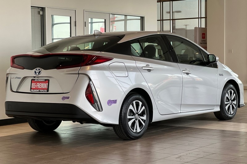 Toyota Prius Prime Vehicle Full-screen Gallery Image 04