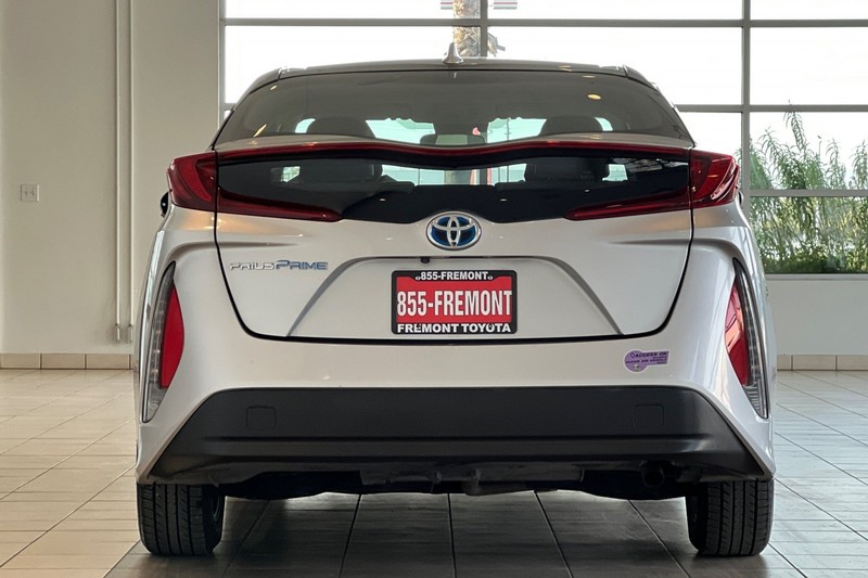 Toyota Prius Prime Vehicle Full-screen Gallery Image 05
