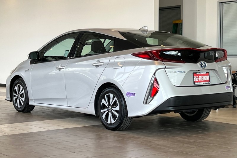 Toyota Prius Prime Vehicle Full-screen Gallery Image 06