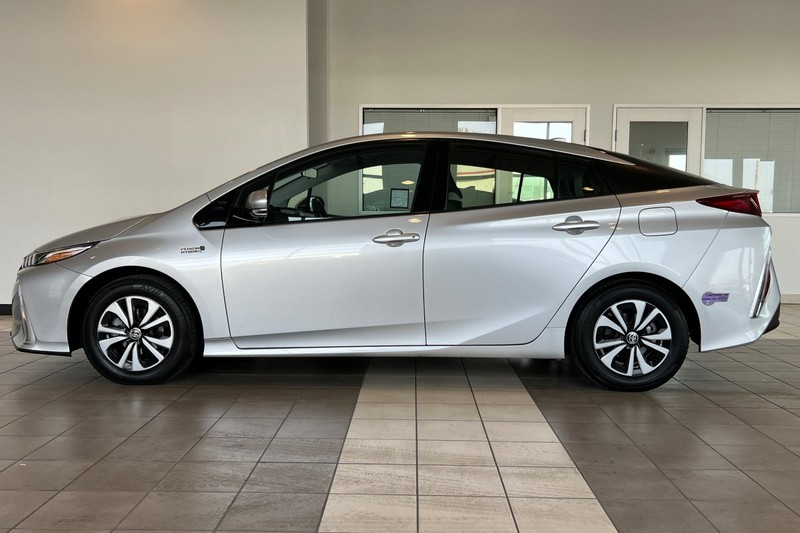 Toyota Prius Prime Vehicle Full-screen Gallery Image 07