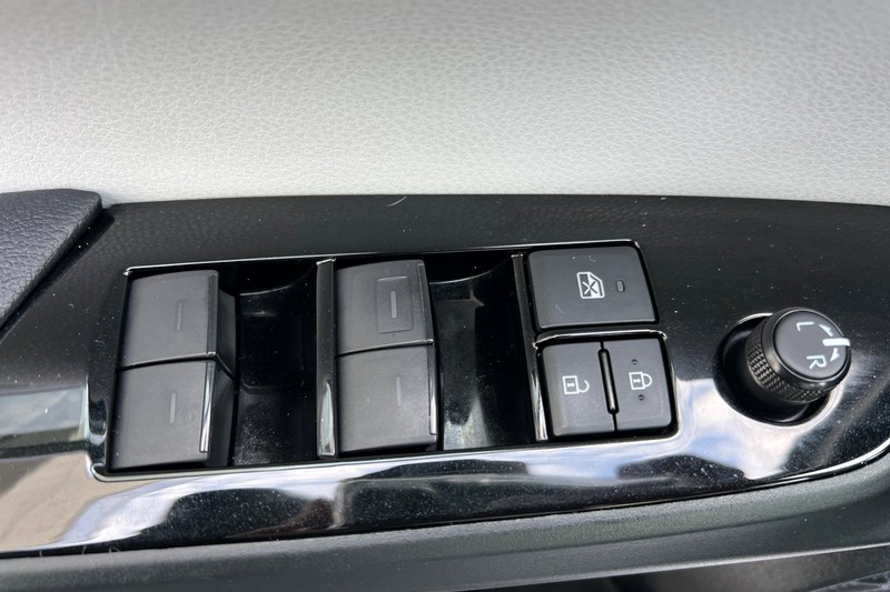 Toyota Prius Prime Vehicle Full-screen Gallery Image 11