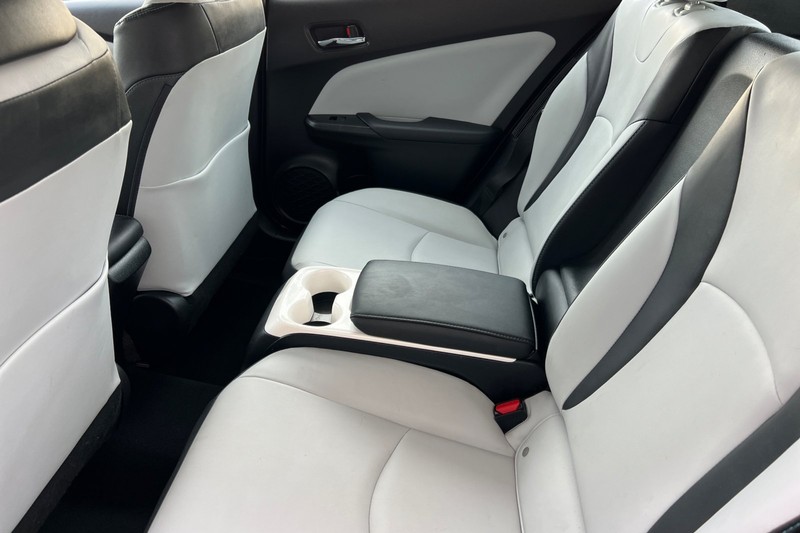 Toyota Prius Prime Vehicle Full-screen Gallery Image 12