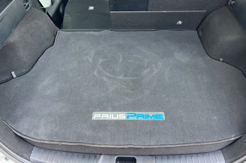 Toyota Prius Prime Vehicle Full-screen Gallery Image 15