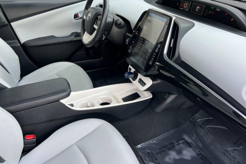 Toyota Prius Prime Vehicle Full-screen Gallery Image 16