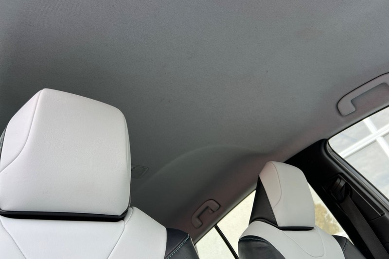 Toyota Prius Prime Vehicle Full-screen Gallery Image 17