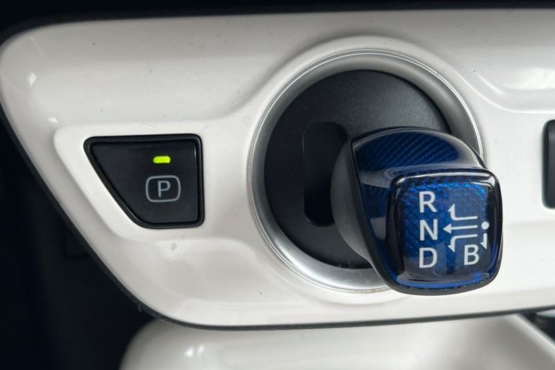 Toyota Prius Prime Vehicle Full-screen Gallery Image 22