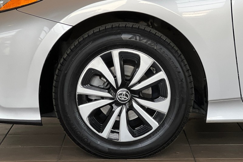 Toyota Prius Prime Vehicle Full-screen Gallery Image 27