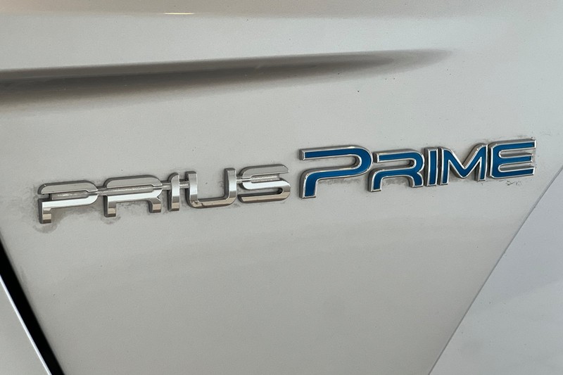 Toyota Prius Prime Vehicle Full-screen Gallery Image 28
