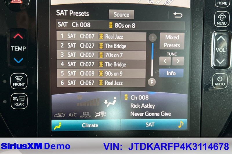 Toyota Prius Prime Vehicle Full-screen Gallery Image 29