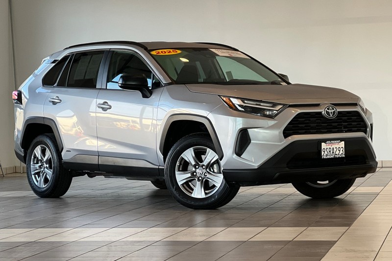 Toyota RAV4 Vehicle Full-screen Gallery Image 02