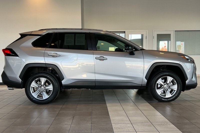 Toyota RAV4 Vehicle Full-screen Gallery Image 03