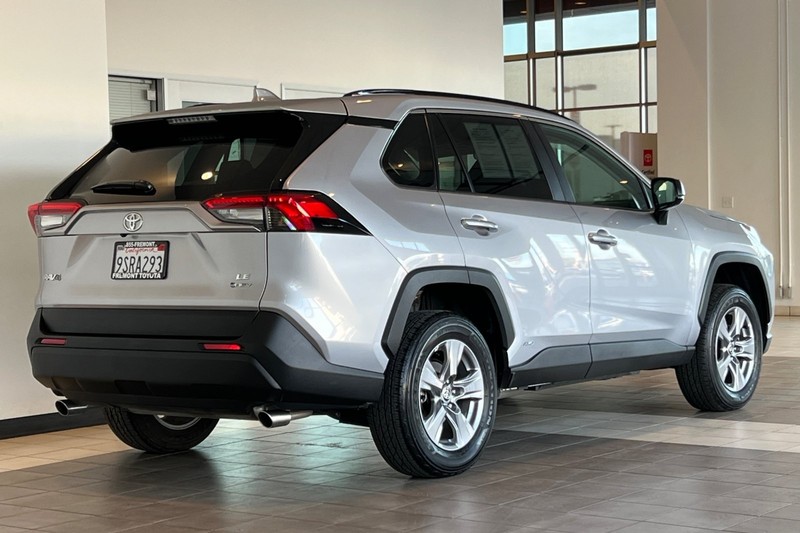 Toyota RAV4 Vehicle Full-screen Gallery Image 04