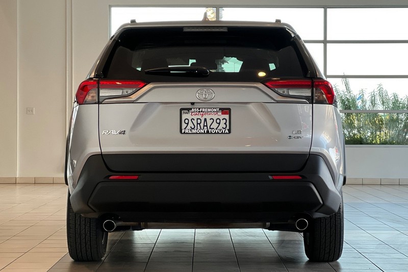 Toyota RAV4 Vehicle Full-screen Gallery Image 05