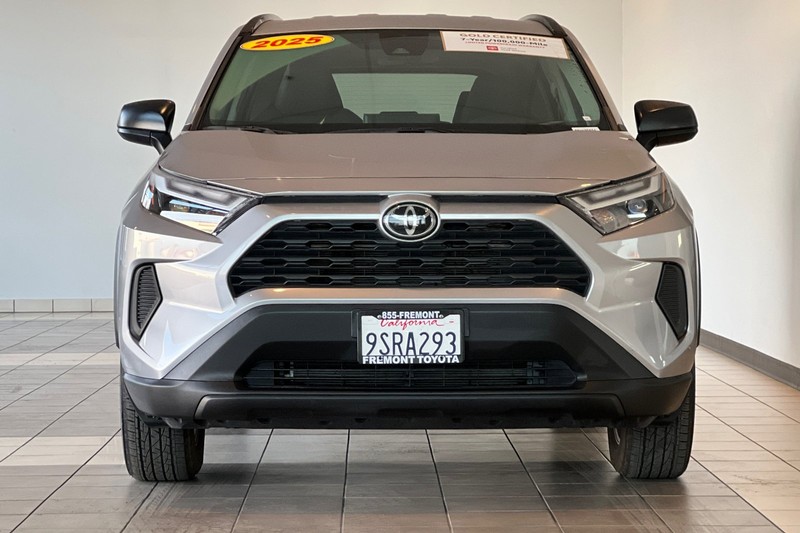 Toyota RAV4 Vehicle Full-screen Gallery Image 09