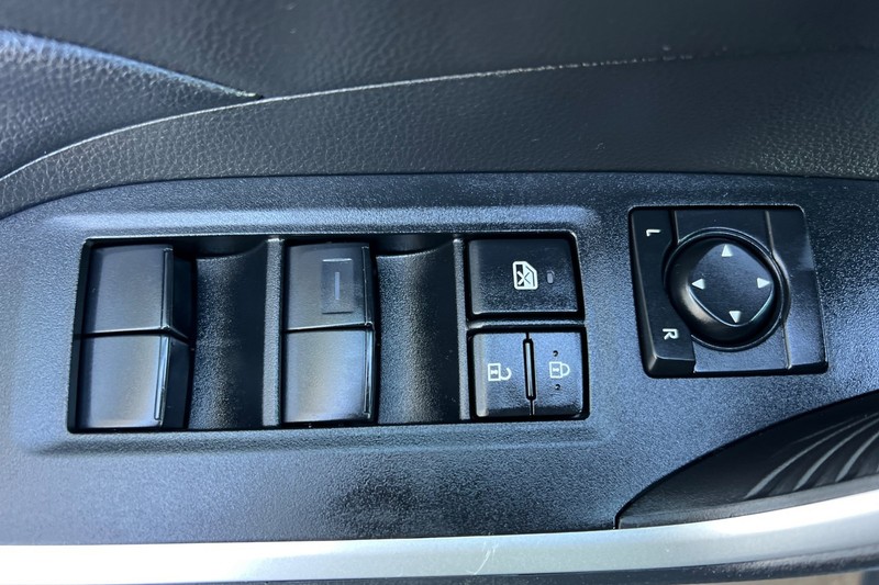 Toyota RAV4 Vehicle Full-screen Gallery Image 11