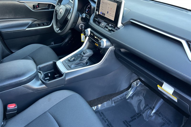 Toyota RAV4 Vehicle Full-screen Gallery Image 16