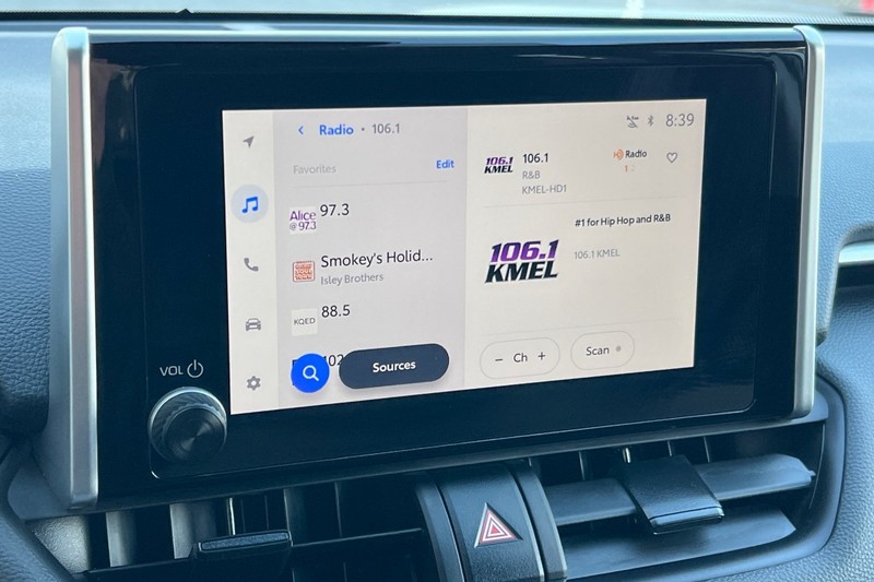 Toyota RAV4 Vehicle Full-screen Gallery Image 18