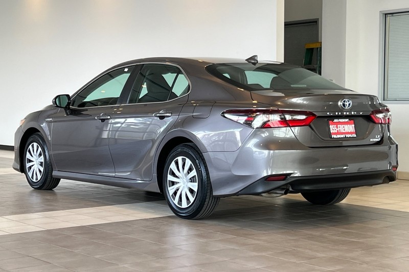 Toyota Camry Hybrid Vehicle Full-screen Gallery Image 06