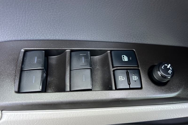 Toyota Camry Hybrid Vehicle Full-screen Gallery Image 11